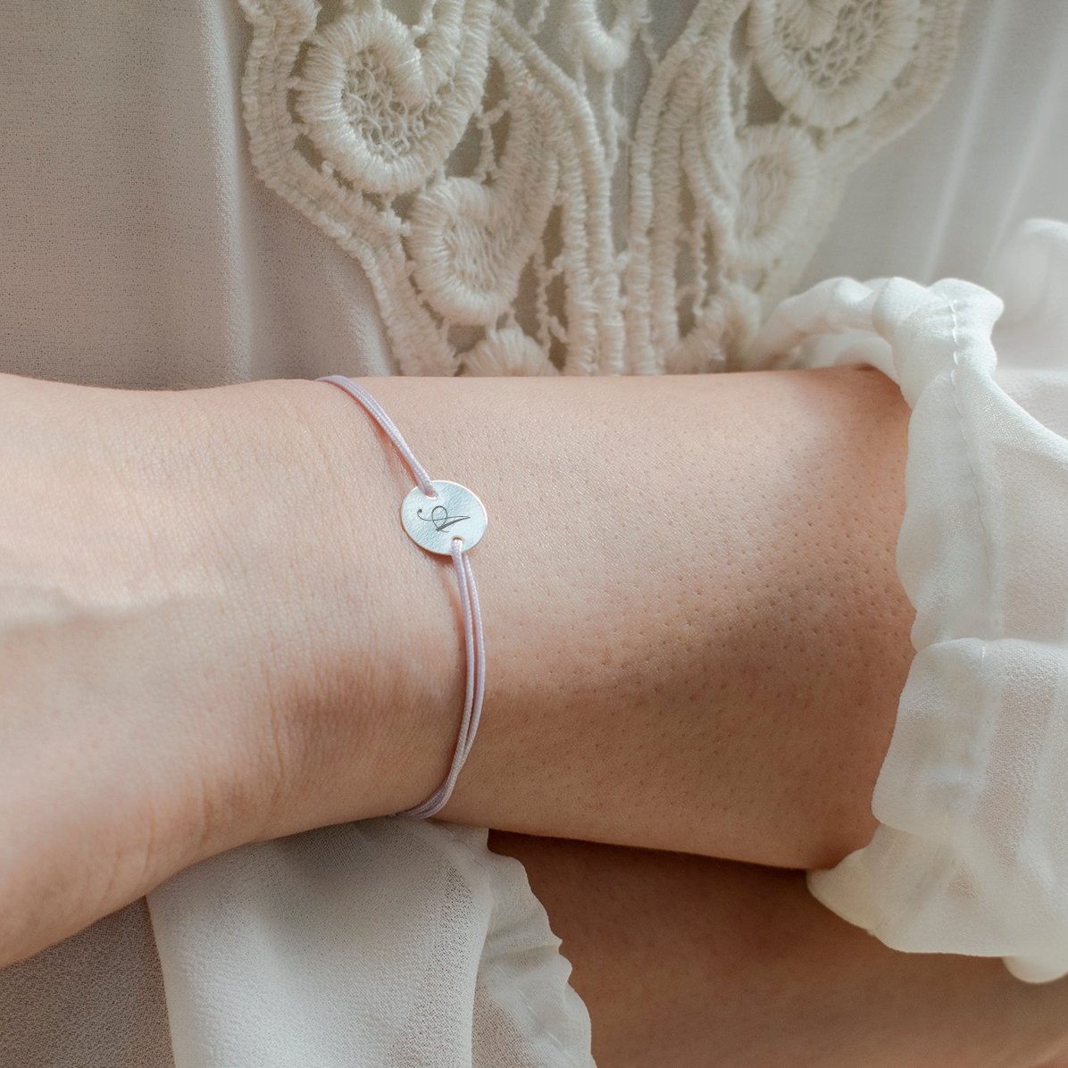 Personalizovaný náramek se šňůrkou – mincička 10 mm – stříbro 925 – model s iniciálou 2