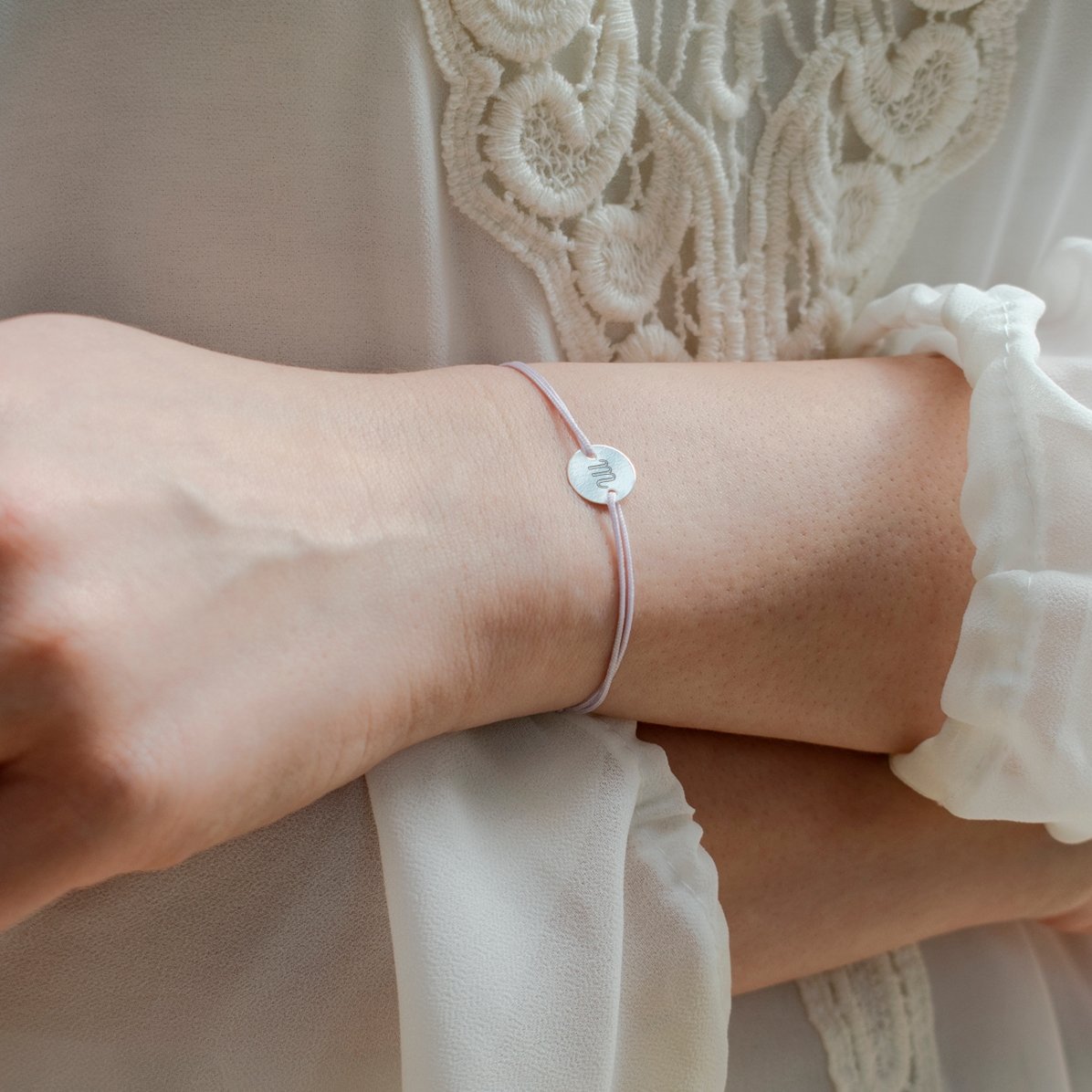 Personalizovaný náramek se šňůrkou – mince 10 mm – stříbro 925 – model s iniciálou