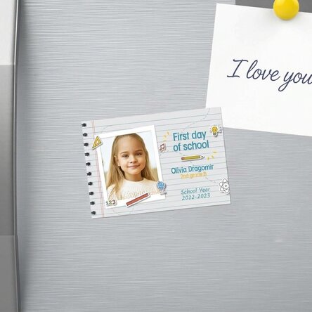 Magnet 10 × 7 cm s vlastní fotografií a textem – První školní den