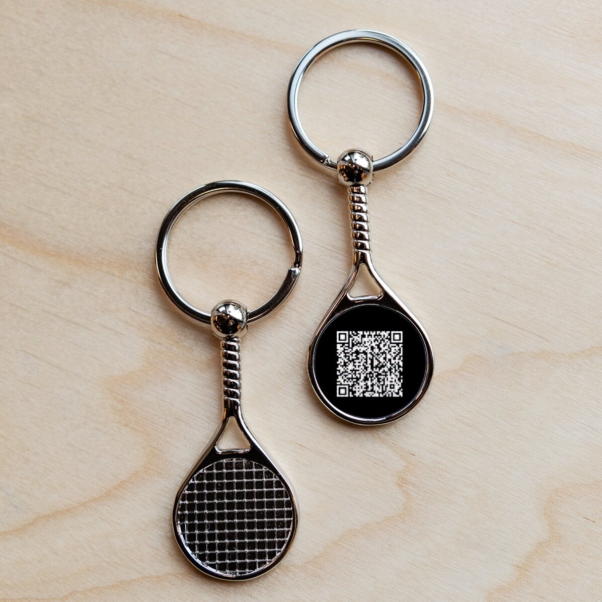 Přívěsek ve tvaru tenisového míčku s personalizovaným QR kódem – Přidat kontakt