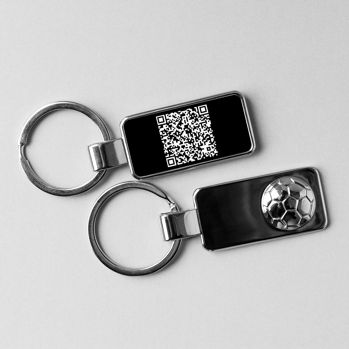 Personalizovaný přívěsek na klíče s QR kódem – fotbalový motiv
