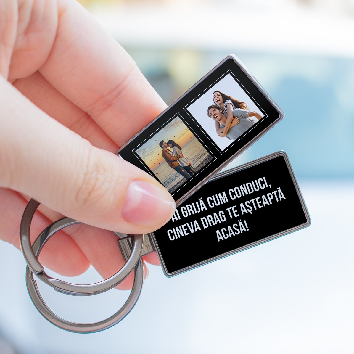 Personalizovaný přívěsek na klíče se dvěma čtvercovými fotografiemi a textem