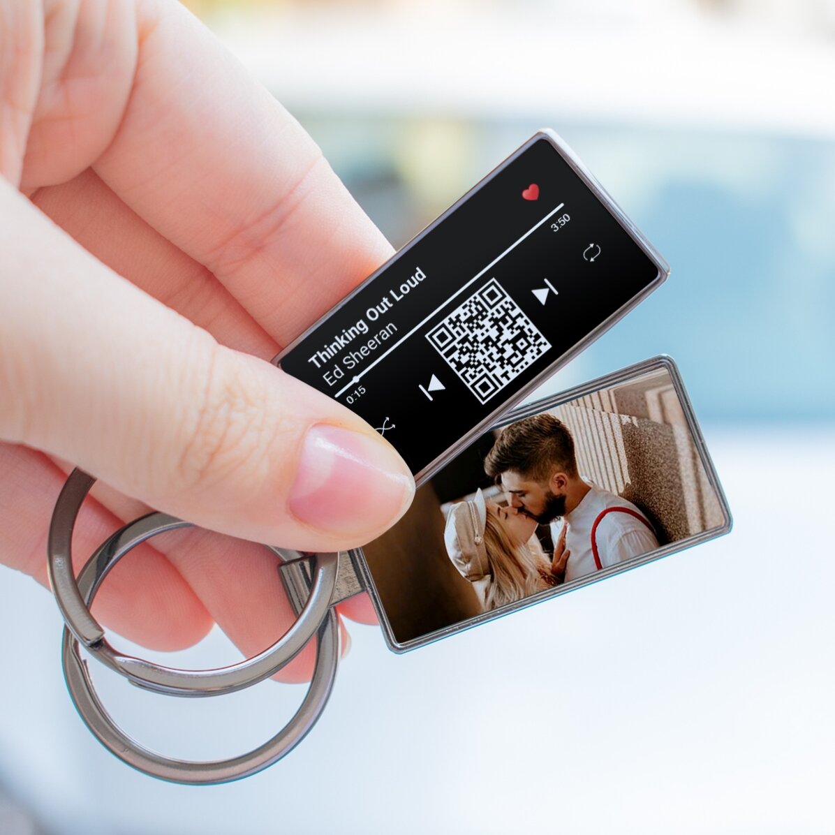 Personalizovaný přívěsek na klíče s fotografií a QR kódem – Naše píseň