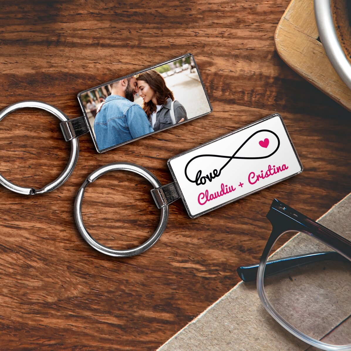 Personalizovaný přívěsek na klíče s fotografií a textem – model „infinity love“