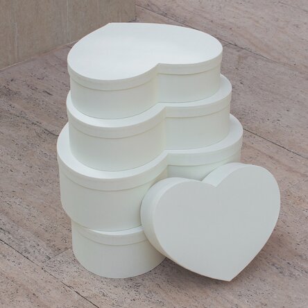 Heart-shaped gift box - white