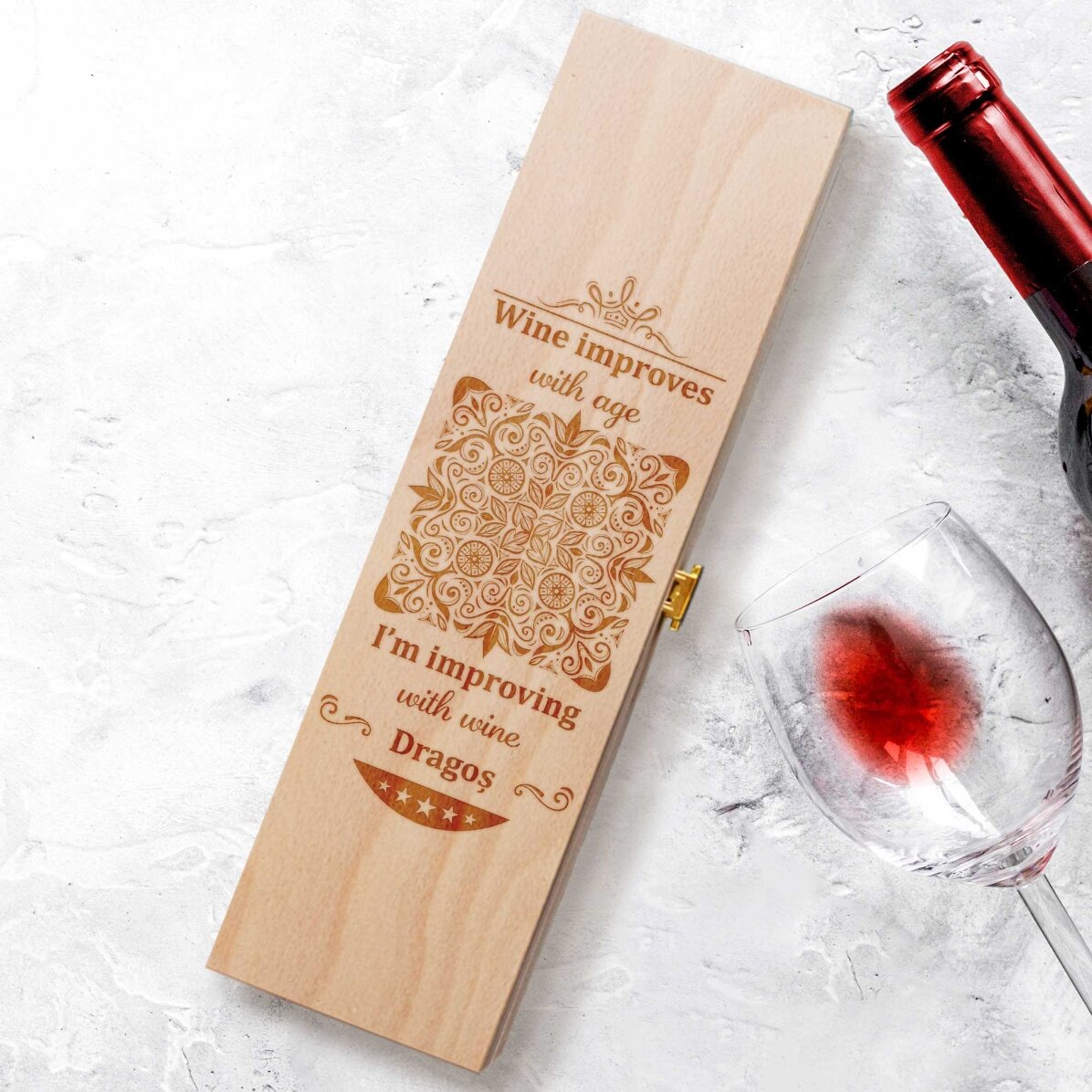 Personalizovaná krabička na víno s nápisem – „Improving with wine“