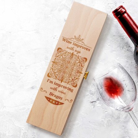 Personalizovaná krabička na víno s nápisem – „Improving with wine“