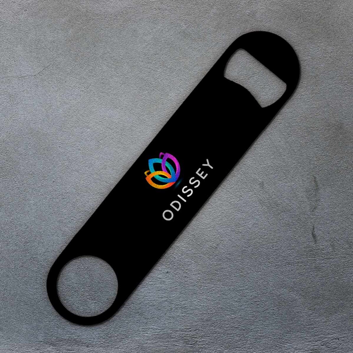 Personalizovaný otvírák na pivo s logem na barevném pozadí
