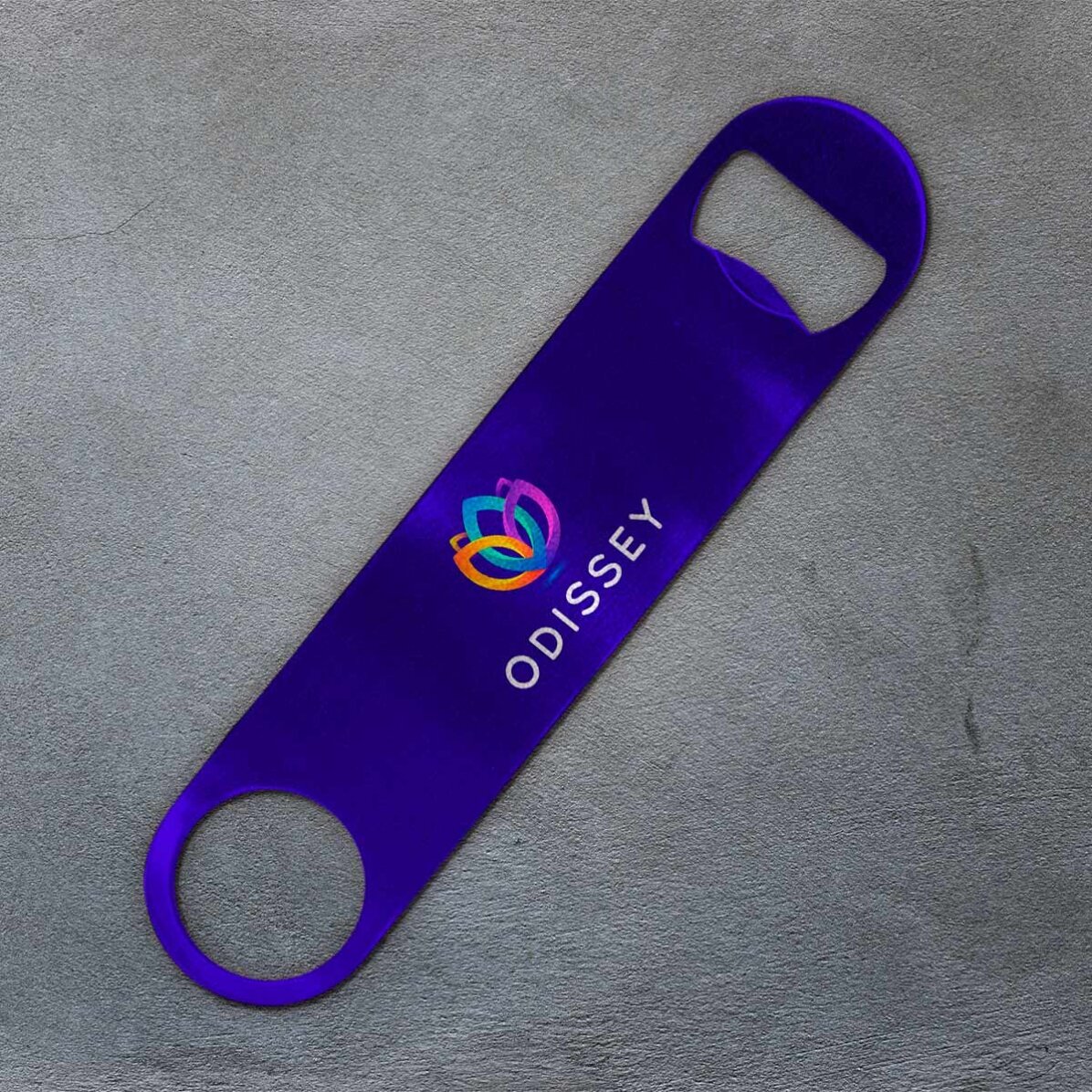 Personalizovaný otvírák na pivo s logem na barevném pozadí