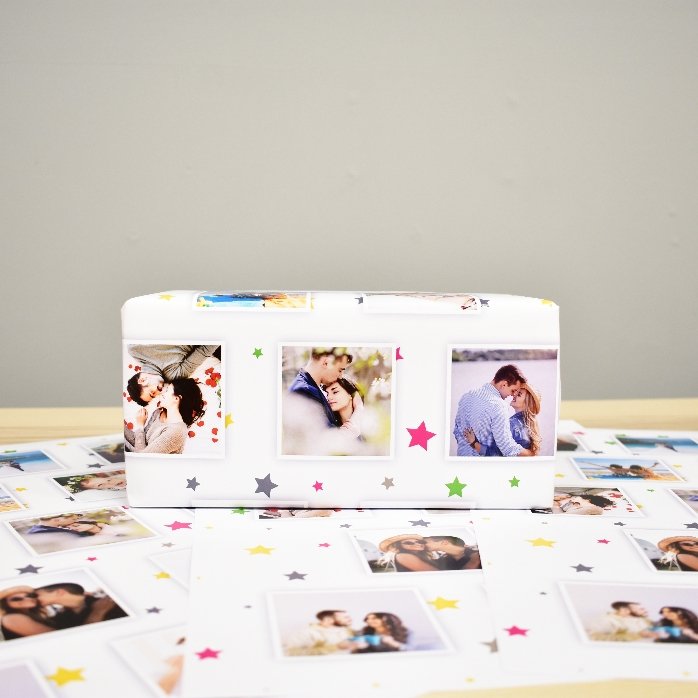 Personalizovaný balicí papír na dárky s 13 fotografiemi a pozadím z barevných hvězdiček