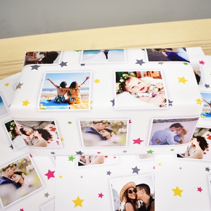 Personalizovaný balicí papír na dárky s 13 fotografiemi a pozadím z barevných hvězdiček