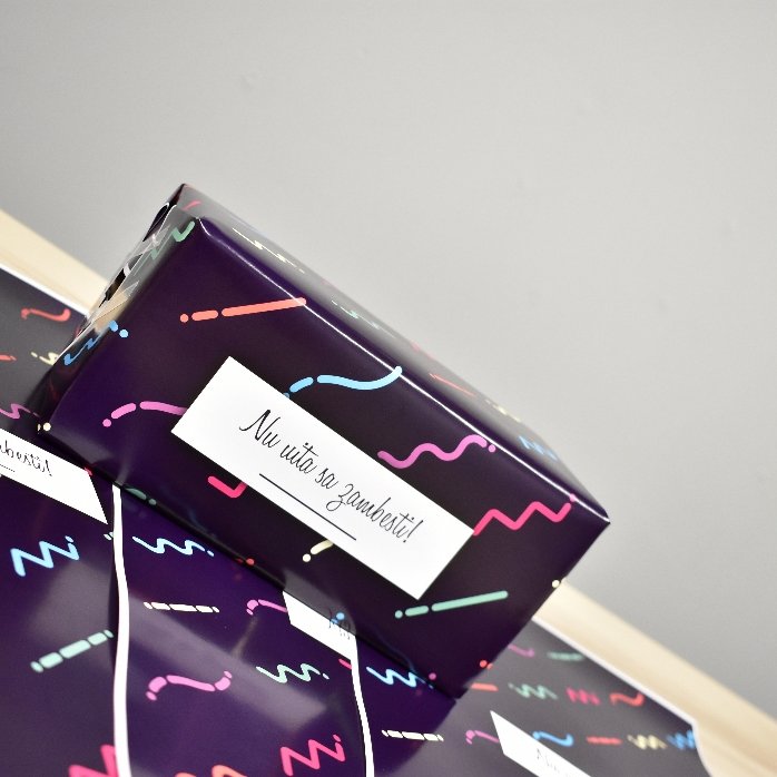 Personalizovaný balicí papír na dárky s textem v rámečku, tmavě fialové pozadí