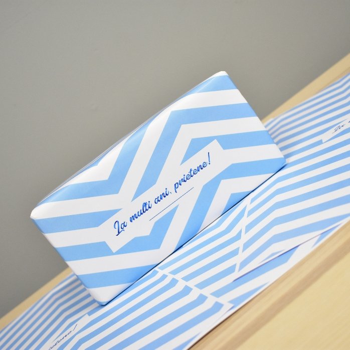Personalizovaný balicí papír na dárky – vzor „blue stripes“ s textem v rámečku
