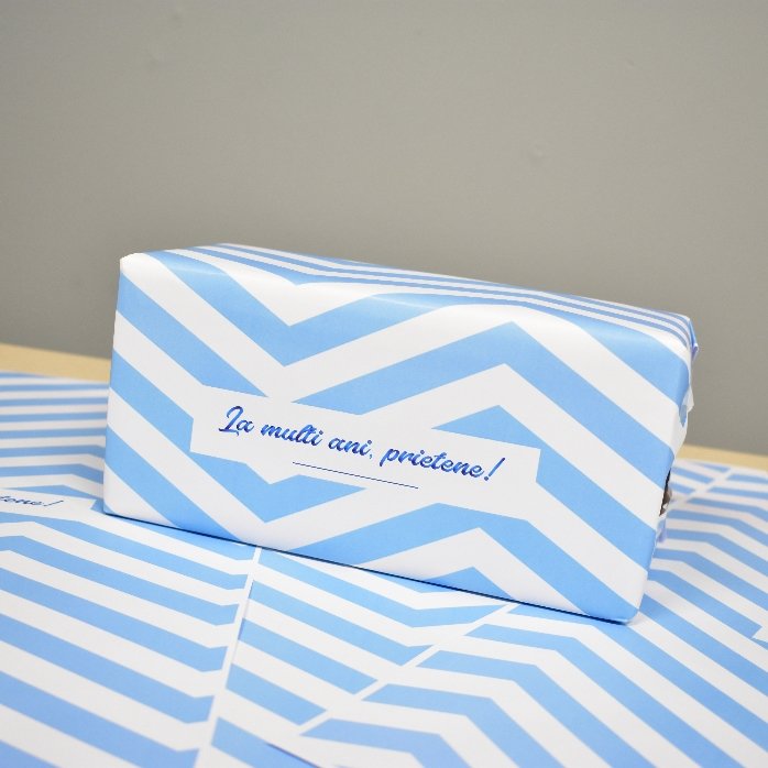 Personalizovaný balicí papír na dárky – vzor „blue stripes“ s textem v rámečku