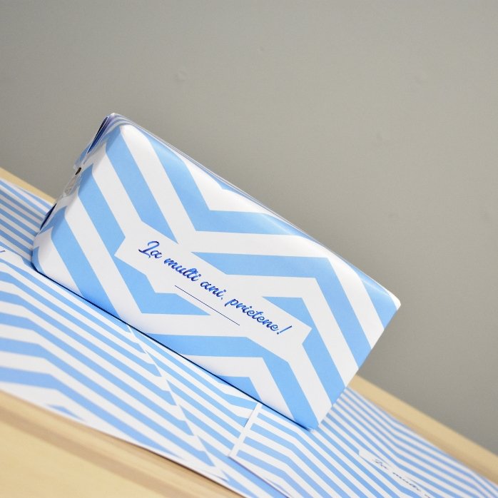 Personalizovaný balicí papír na dárky – vzor „blue stripes“ s textem v rámečku