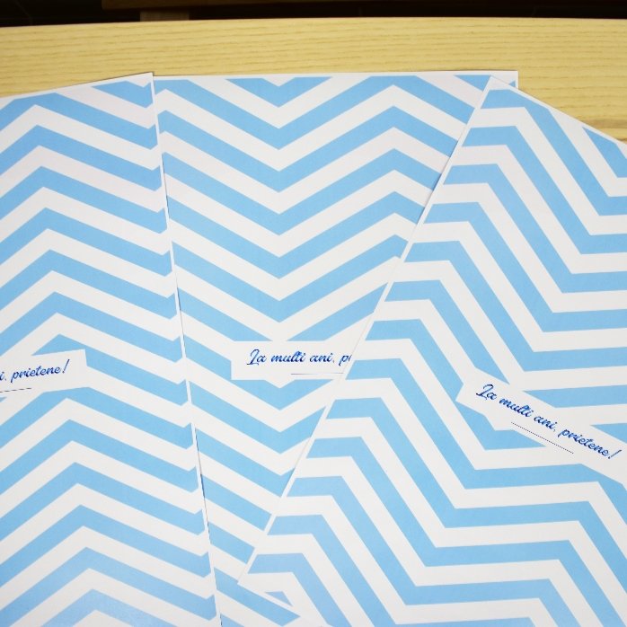 Personalizovaný balicí papír na dárky – vzor „blue stripes“ s textem v rámečku