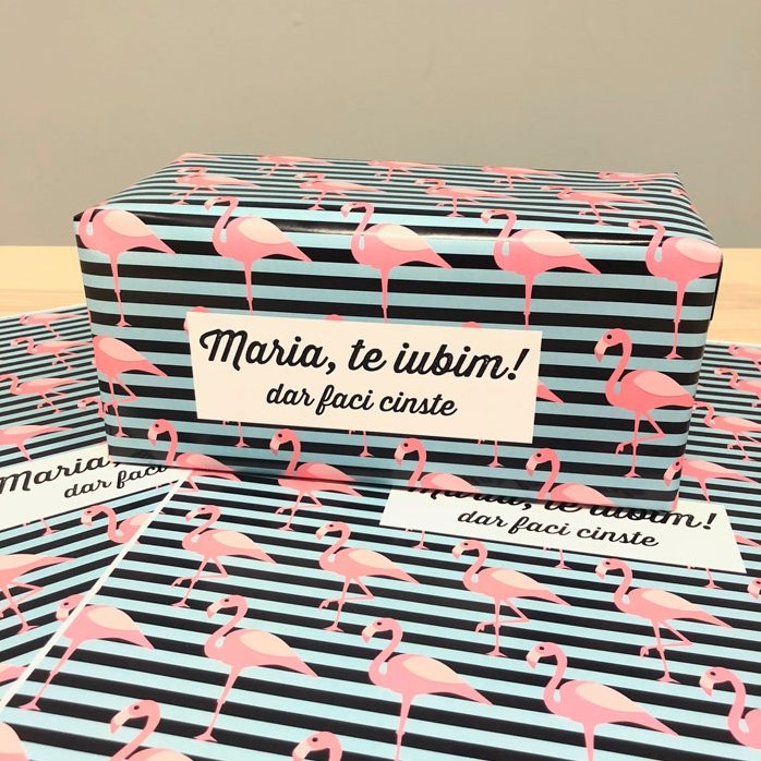 Personalizovaný balicí papír na dárky – motiv plameňáka, s textem v rámečku