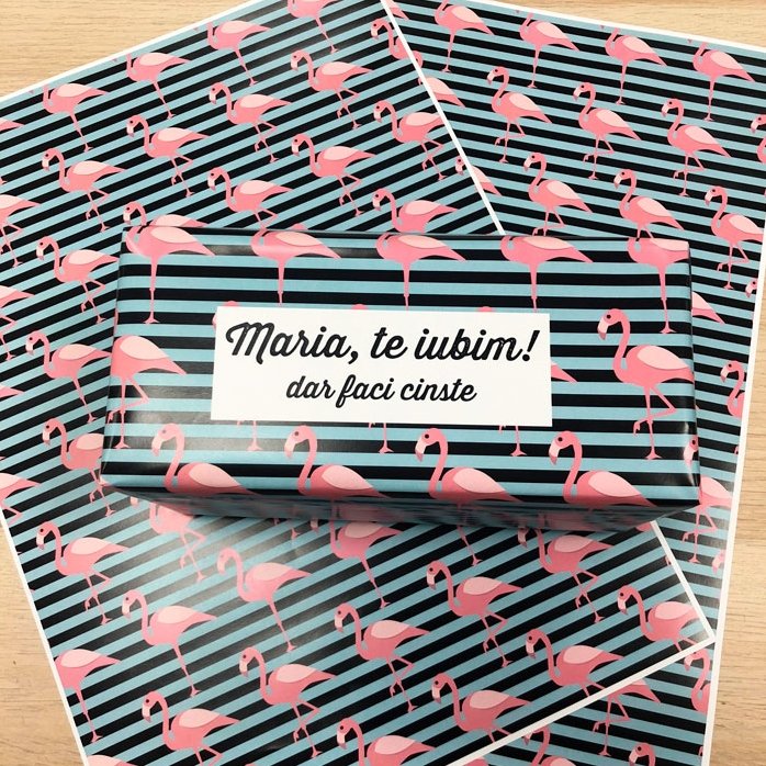 Personalizovaný balicí papír na dárky – motiv plameňáka, s textem v rámečku