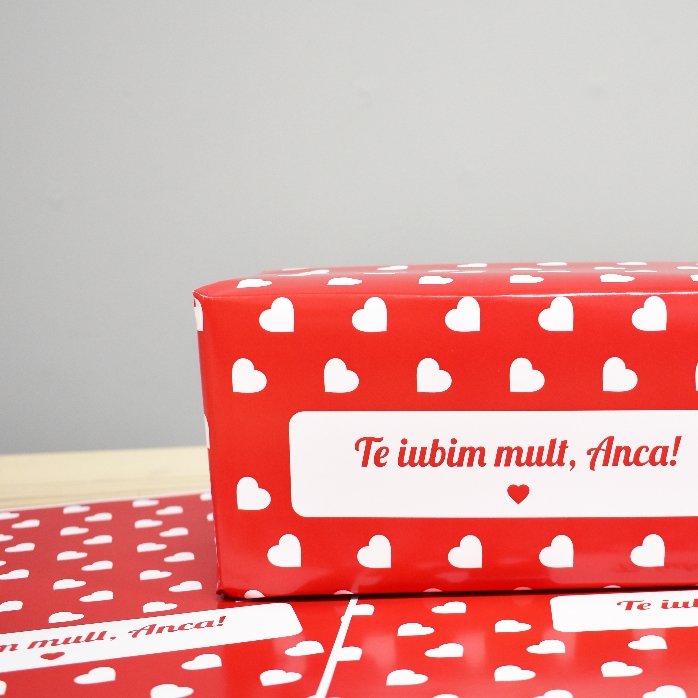 Personalizovaný balicí papír na dárky – vzor se srdíčky