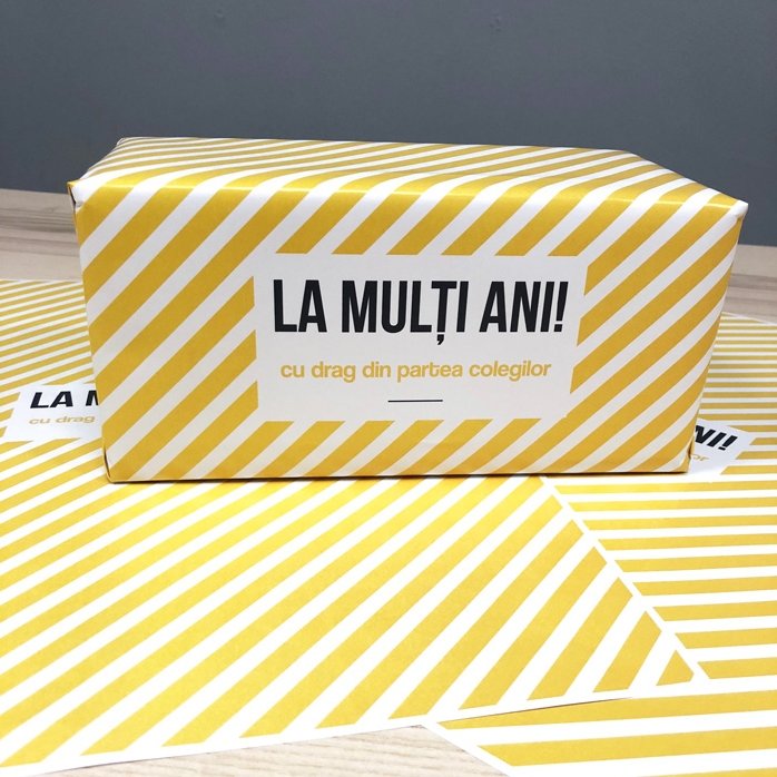 Personalizovaný balicí papír na dárky – vzor „yellow stripes“ s textem v rámečku