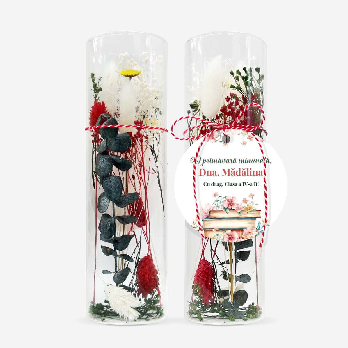 Skleněná ozdoba „martisor“ s konzervovanými květinami, personalizovaná vzkazem pro učitelku