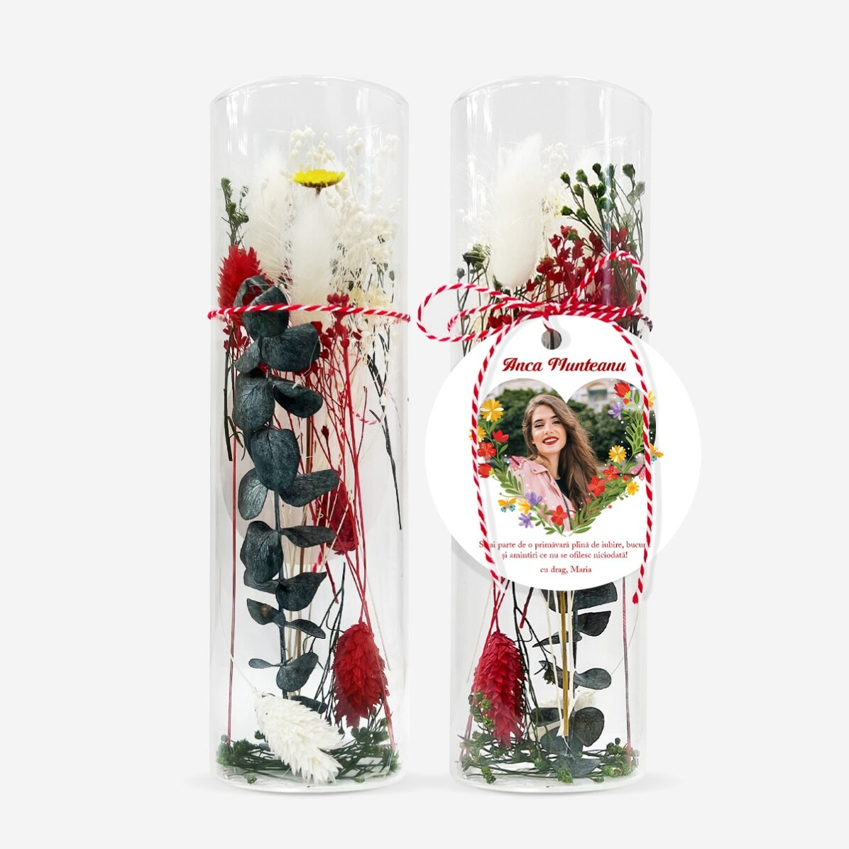 Skleněná ozdoba „martisor“ s konzervovanými květinami, personalizovaná vzkazem a fotografií – Srdce