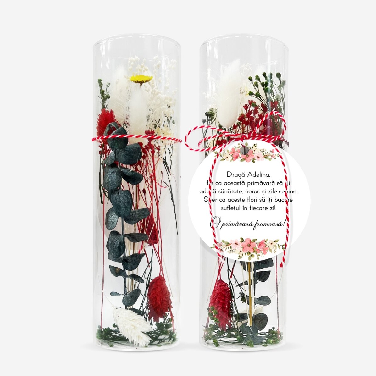 Skleněná ozdoba „martisor“ s konzervovanými květinami, personalizovaná vzkazem