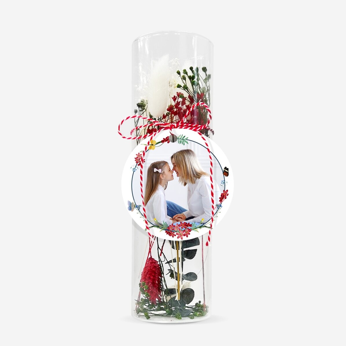 Skleněná ozdoba „martisor“ s konzervovanými květinami, personalizovaná fotografií