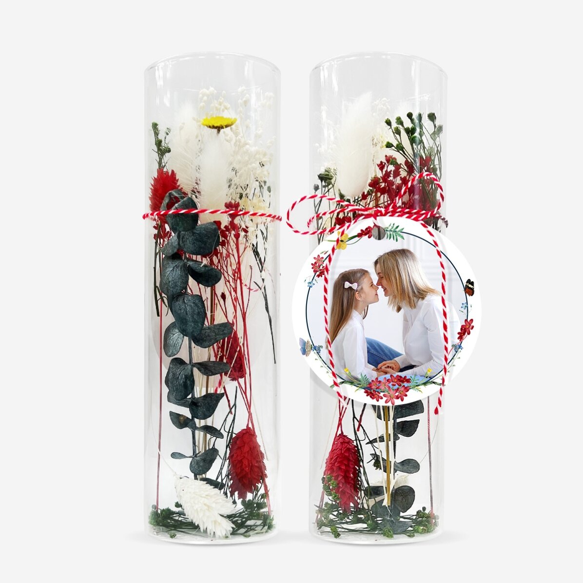 Skleněná ozdoba „martisor“ s konzervovanými květinami, personalizovaná fotografií
