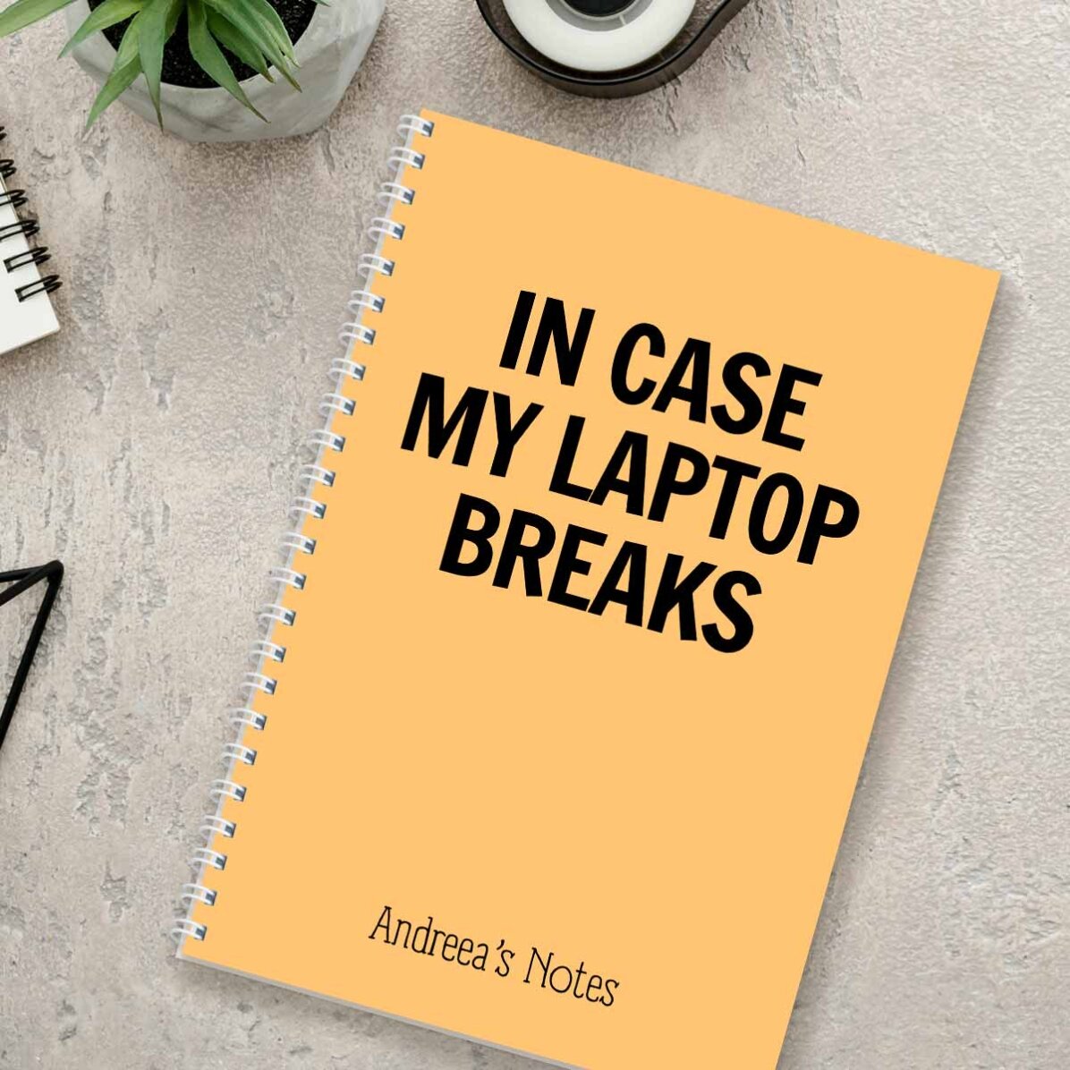 Notebook s vlastním textem – Broken Laptop