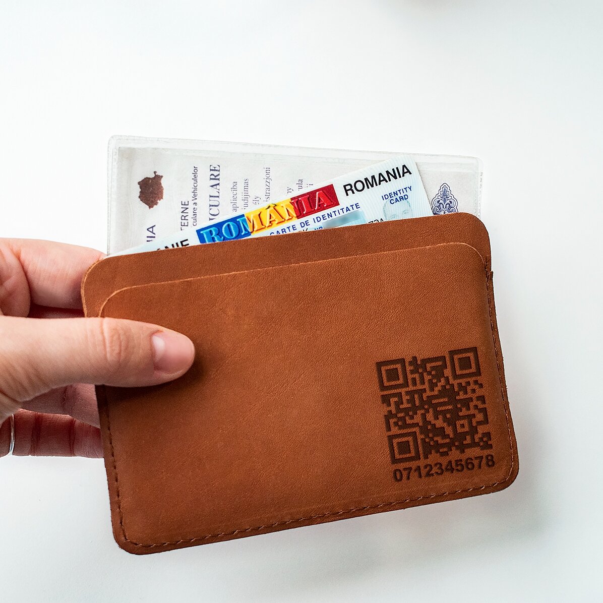 Personalizovaná kožená peněženka s QR kódem a telefonním číslem