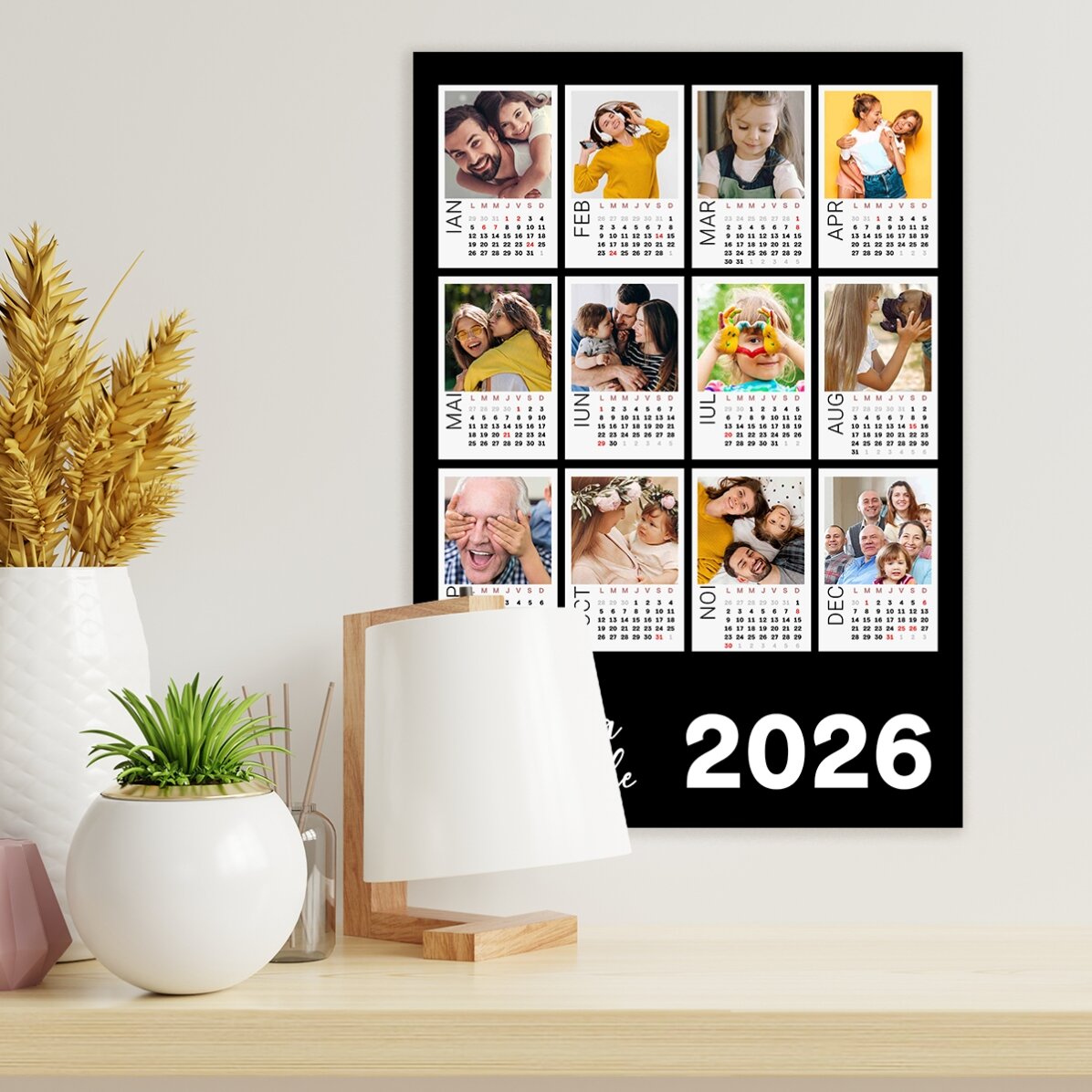 Personalizovaný kalendářový plakát s 12 polaroidovými fotografiemi a barevným pozadím