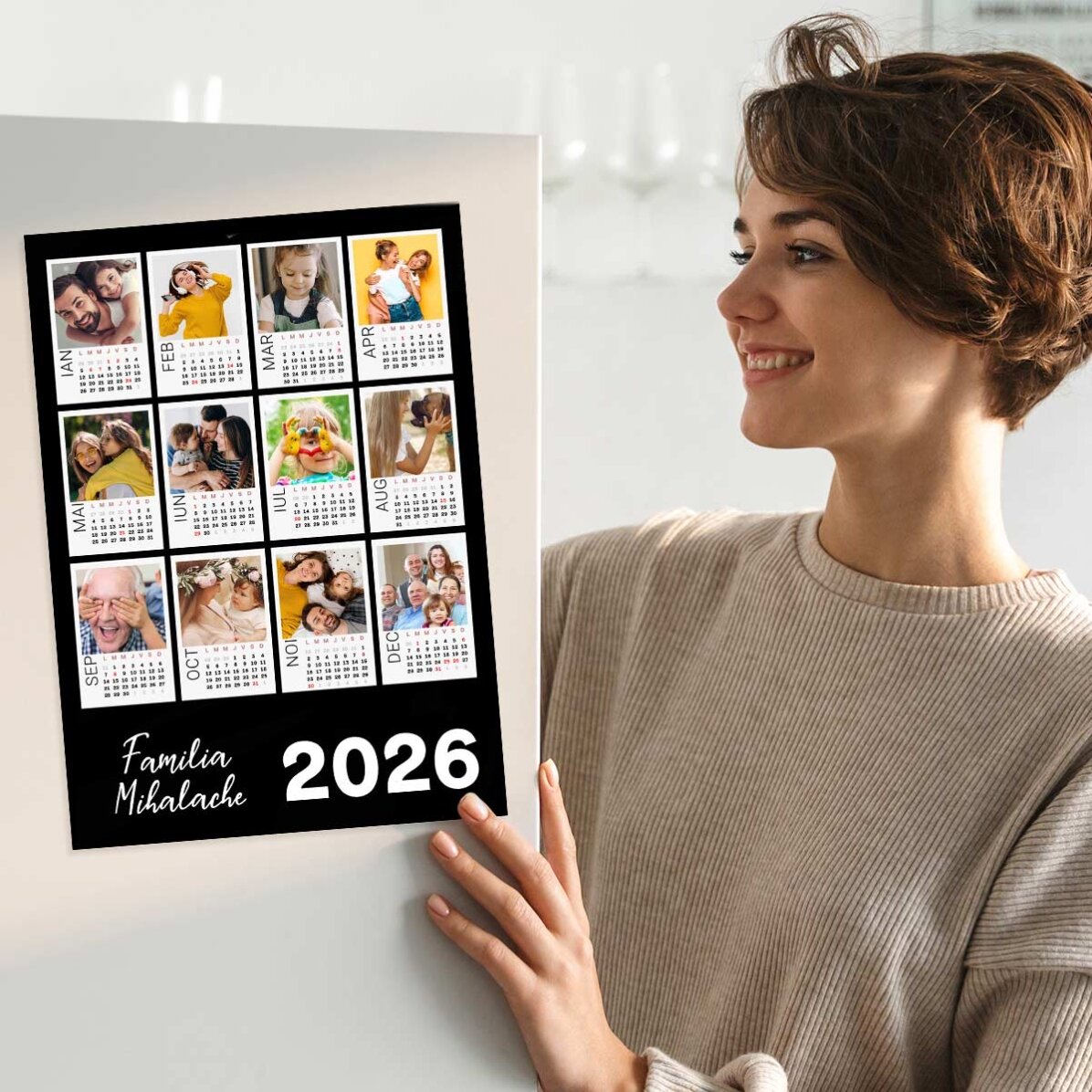 Personalizovaný kalendářový plakát s 12 polaroidovými fotografiemi a barevným pozadím