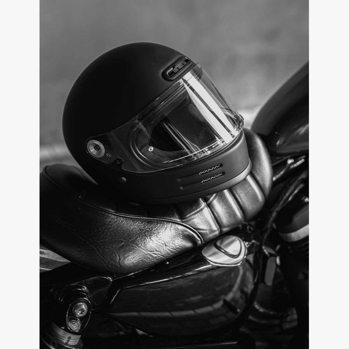 Plakát s motocyklovou přilbou