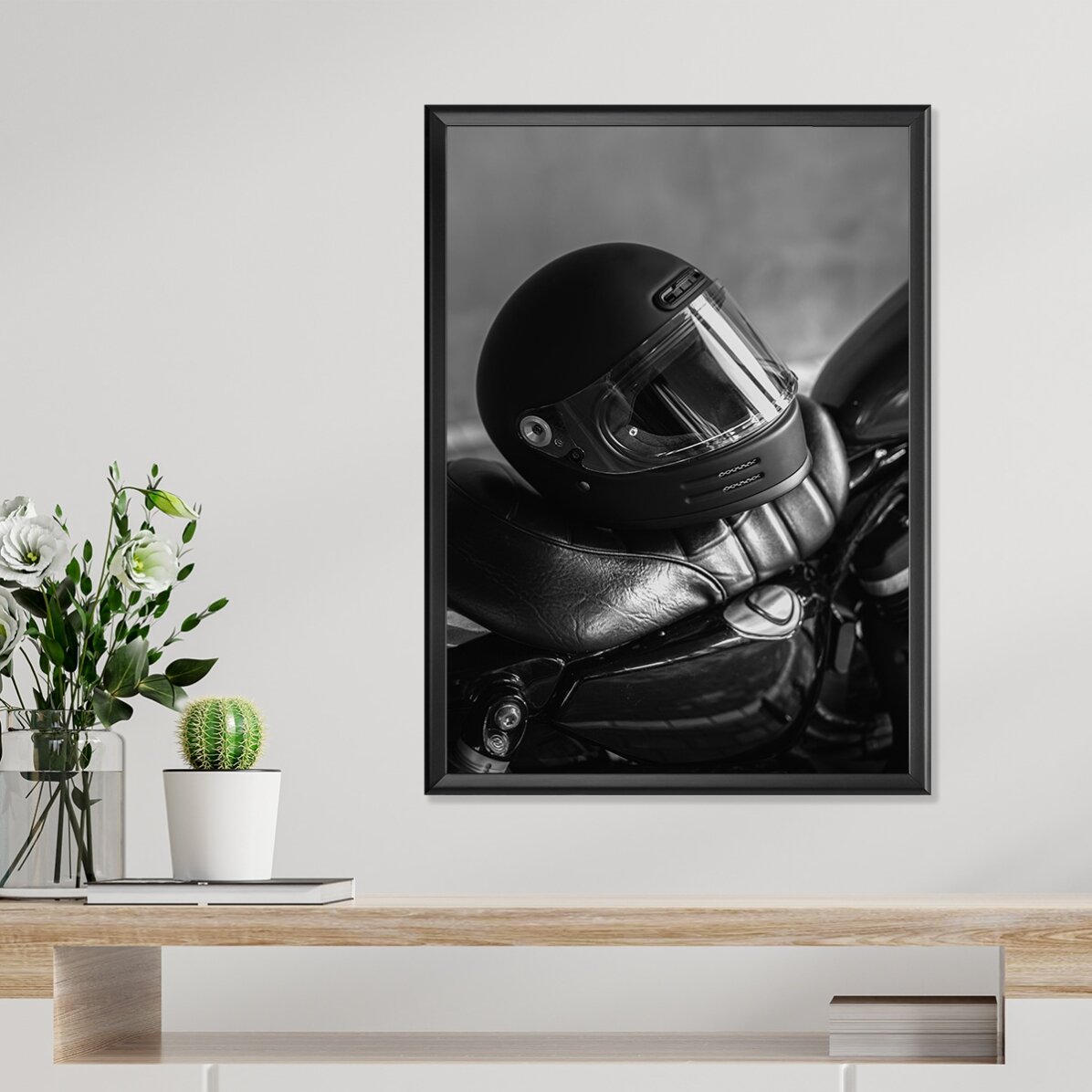 Plakát s motocyklovou přilbou