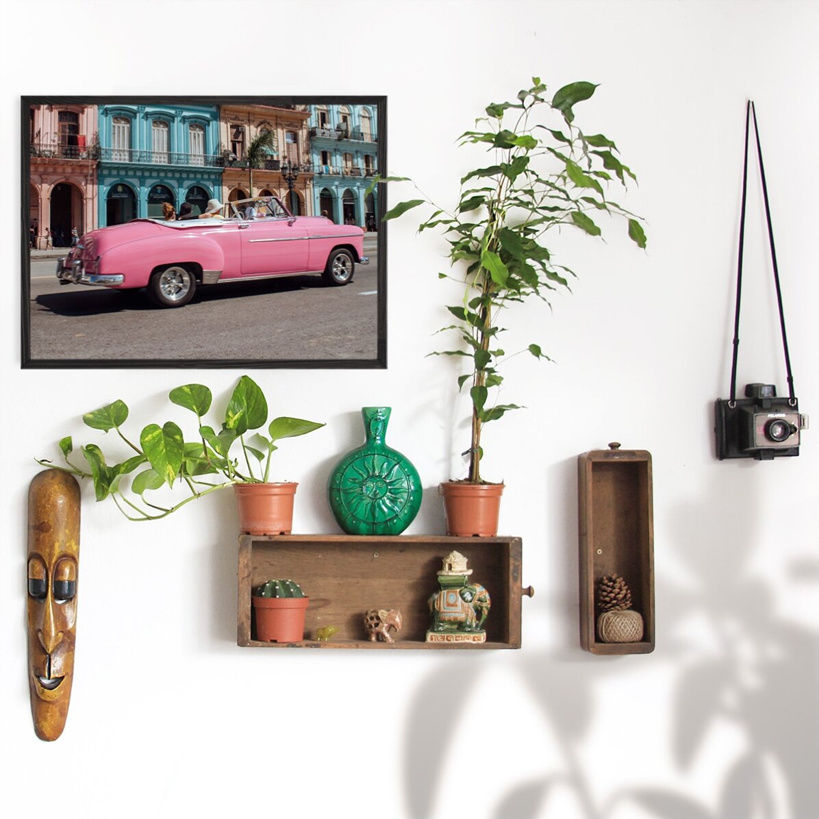 Plakát: Růžové auto ve vintage stylu na ulici
