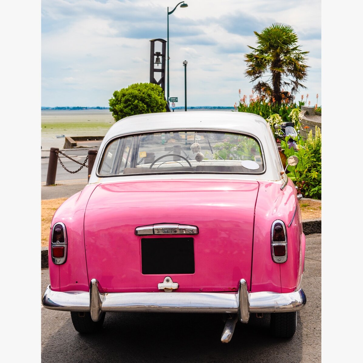Plakát: Růžové auto ve vintage stylu
