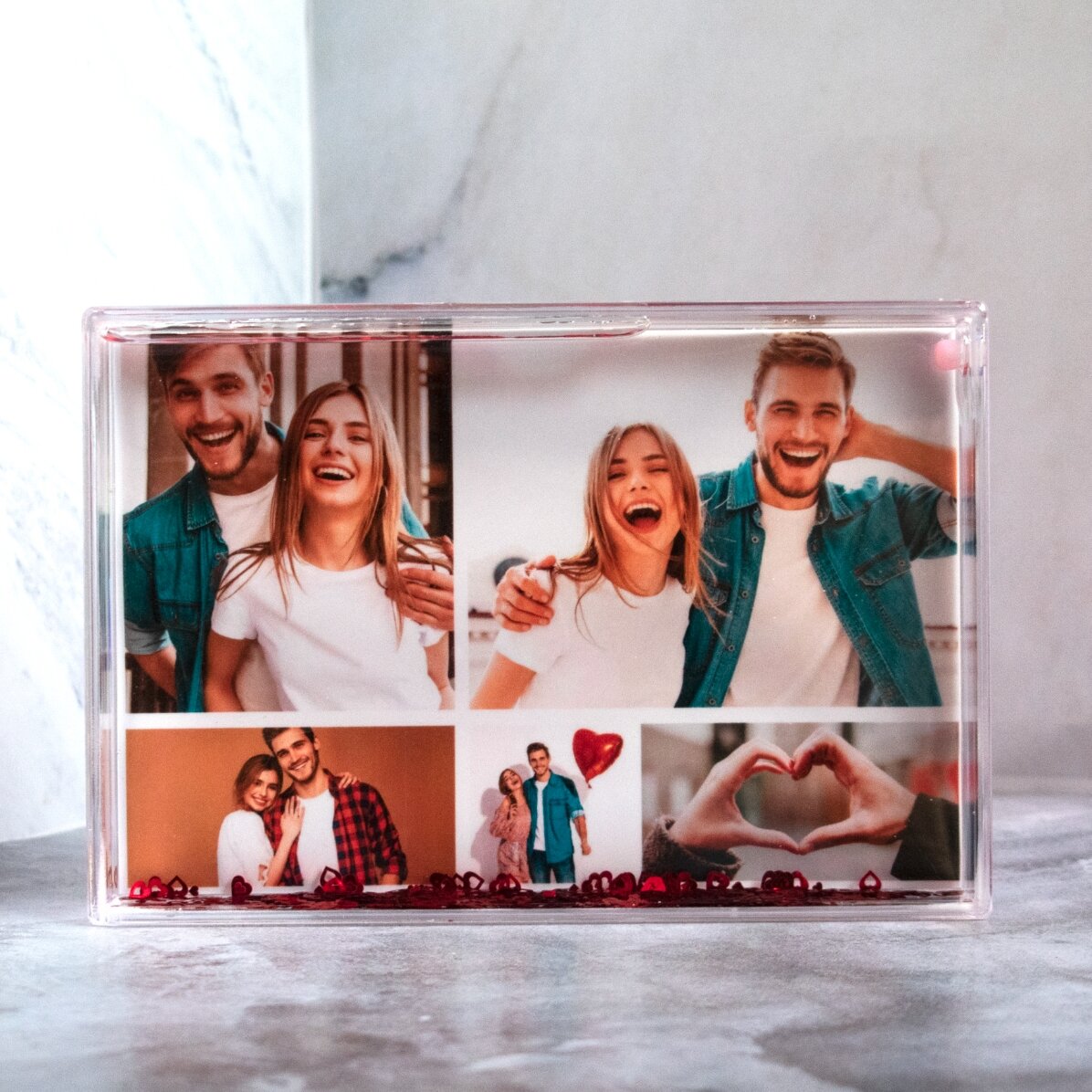 Stolní fotorámeček se srdíčky, personalizovaný pro 5 fotografií – Our love
