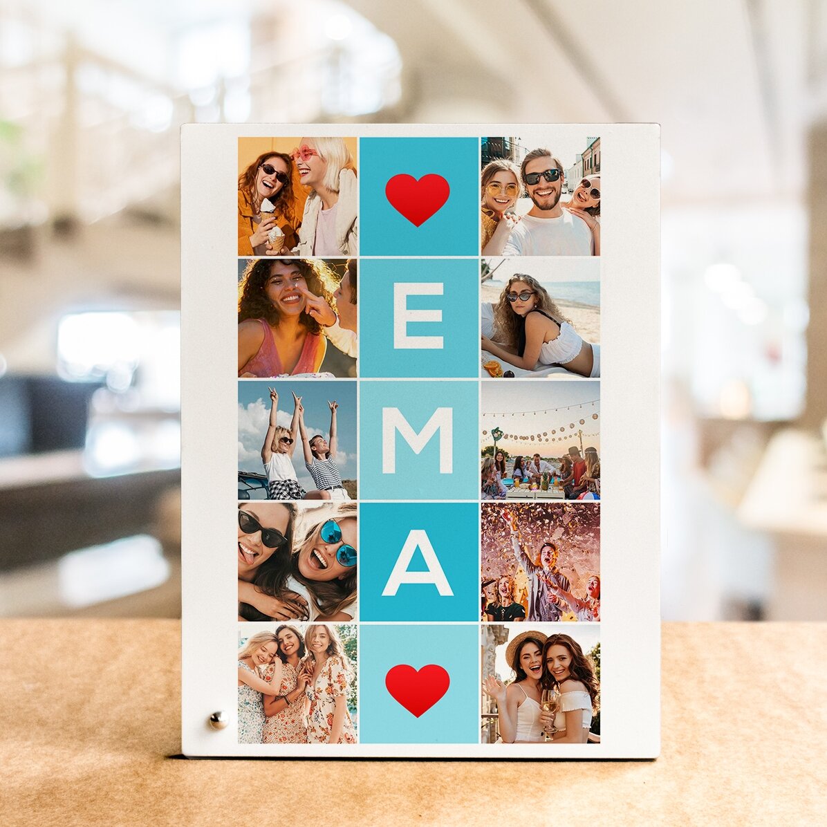 Personalizovaný stolní fotorámeček s 10 fotografiemi a jménem o 5 písmenech ve svislém uspořádání