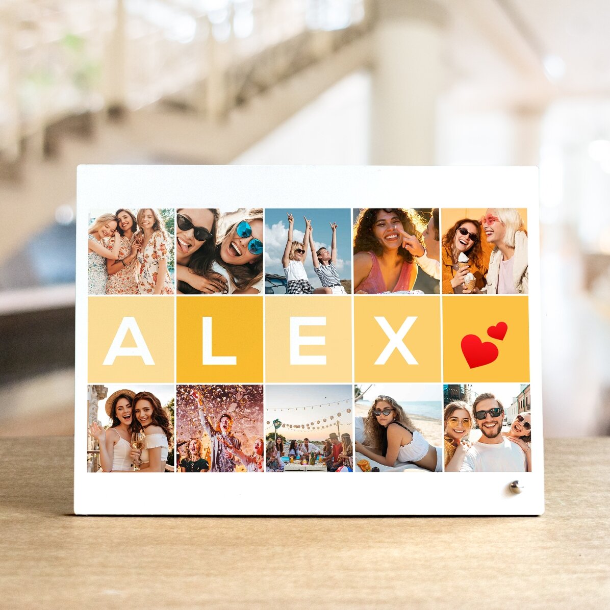 Personalizovaný stolní fotorámeček s 10 fotografiemi a jménem o 5 písmenech