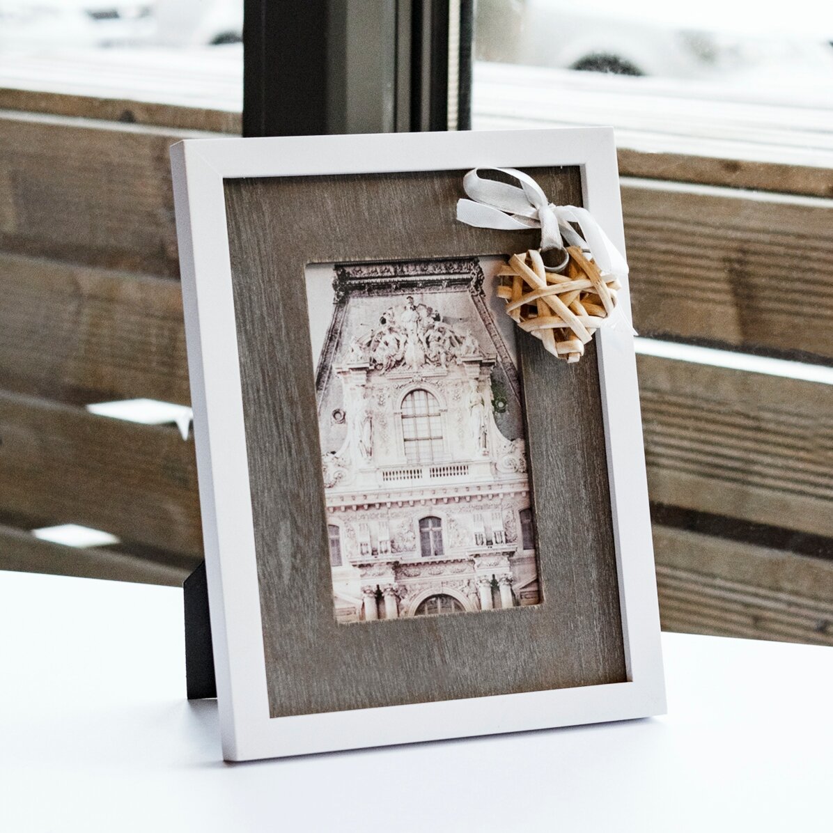 Dřevěný fotorámeček s mašlí a srdíčkem, 18,5 × 23,5 cm