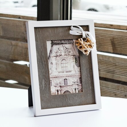 Dřevěný fotorámeček s mašlí a srdíčkem, 18,5 × 23,5 cm