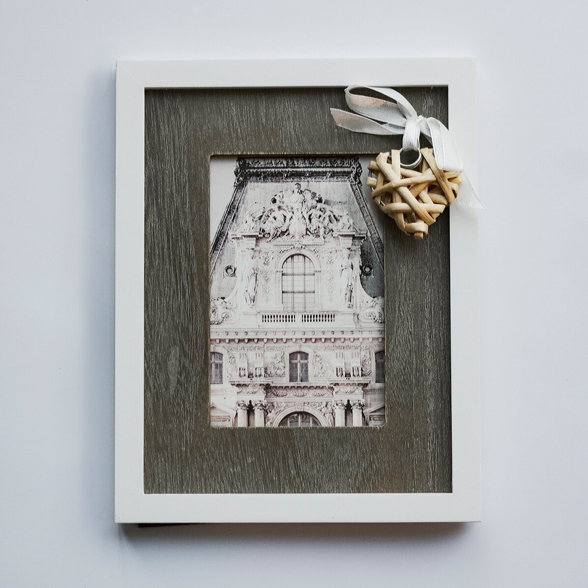 Dřevěný fotorámeček s mašlí a srdíčkem, 18,5 × 23,5 cm
