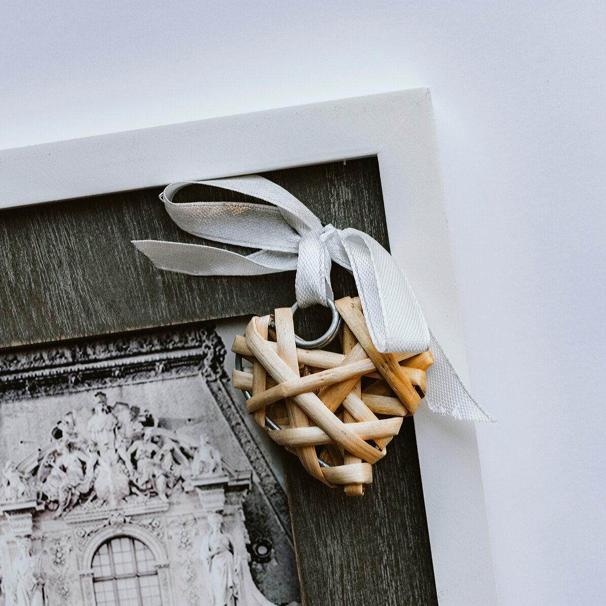 Dřevěný fotorámeček s mašlí a srdíčkem, 18,5 × 23,5 cm