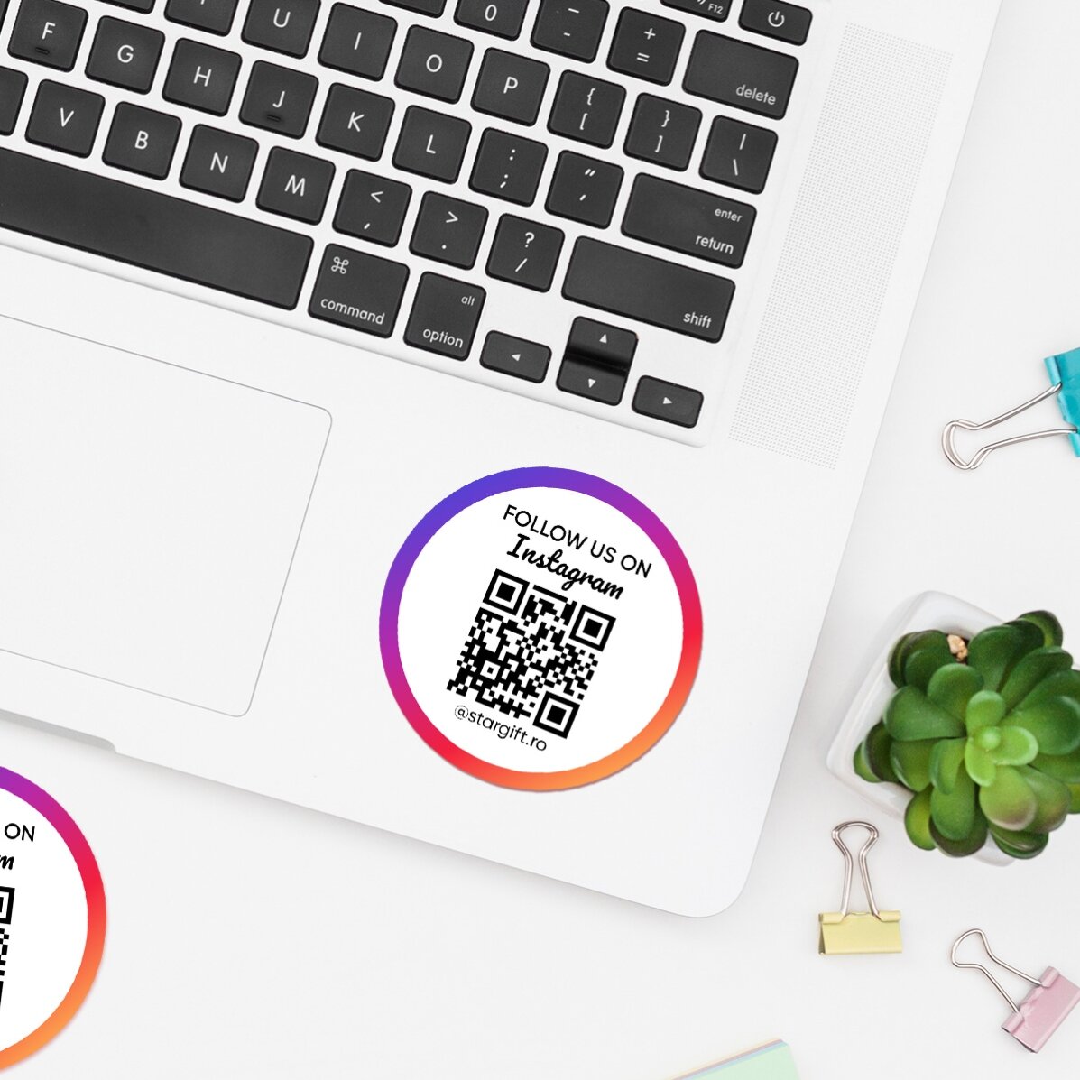 Sada 12 kulatých samolepek (samolepicích štítků) o průměru 5 cm s vlastním textem a QR kódem – V