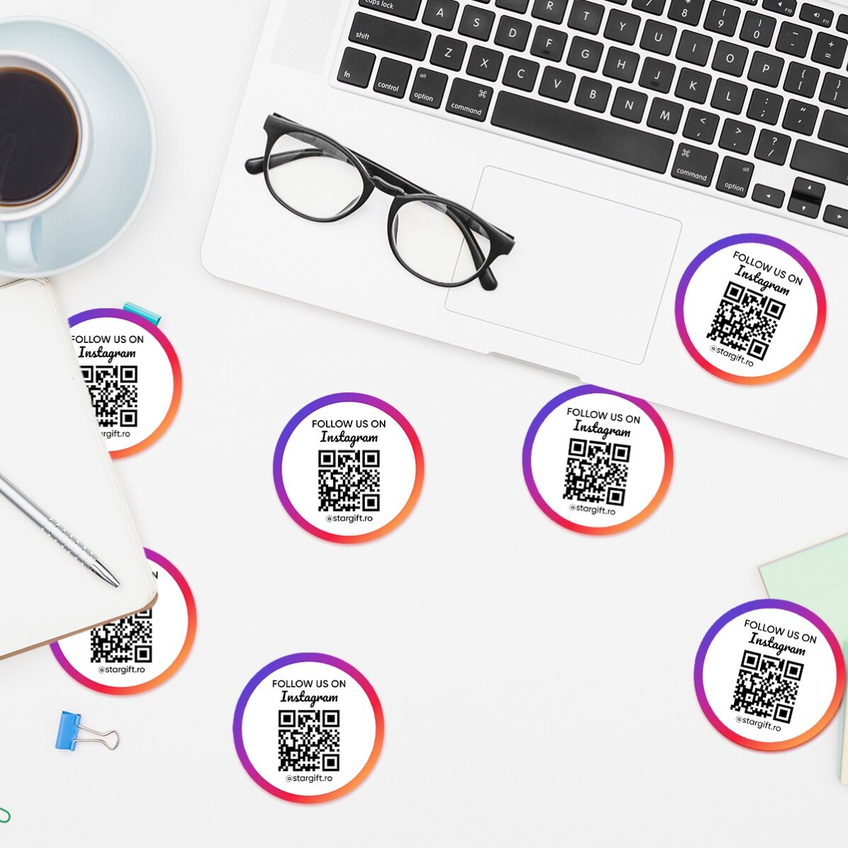 Sada 12 kulatých samolepek (samolepicích štítků) o průměru 5 cm s vlastním textem a QR kódem – V