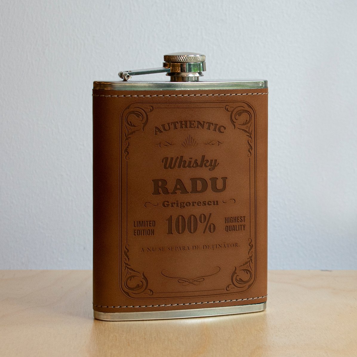 Personalizovaná kapesní láhev potažená kůží – Authentic Drink