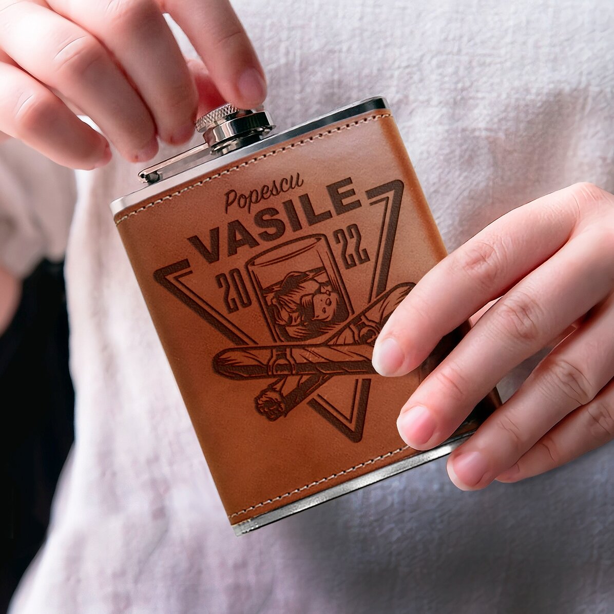 Kapesní láhev potažená kůží, s osobním nápisem a rokem – Wishkey