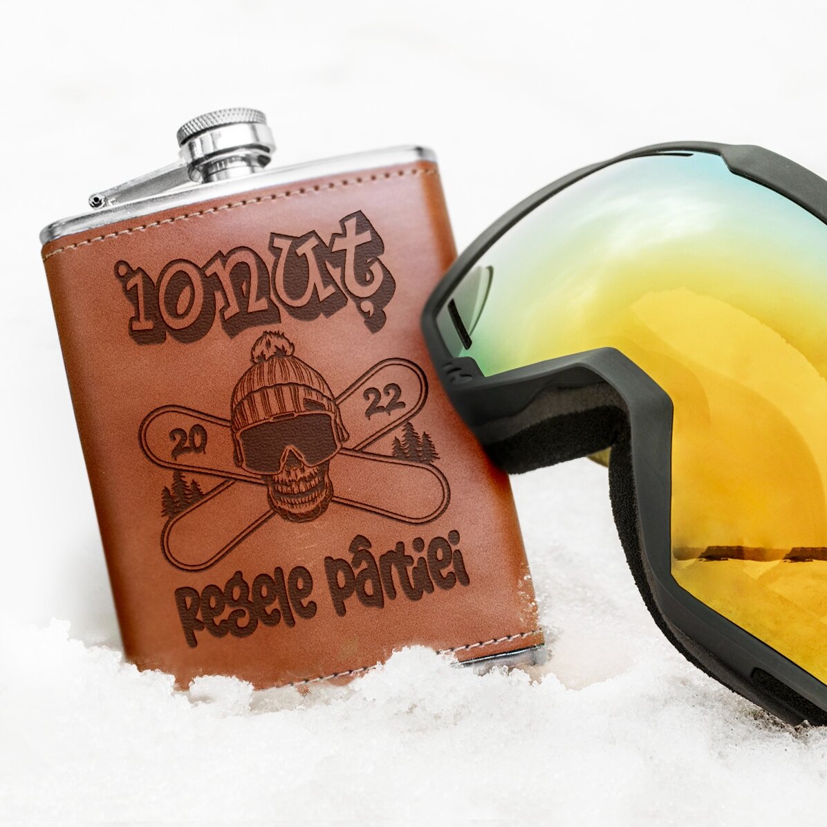 Kapesní láhev potažená kůží s osobním jménem – Skull Snowboard