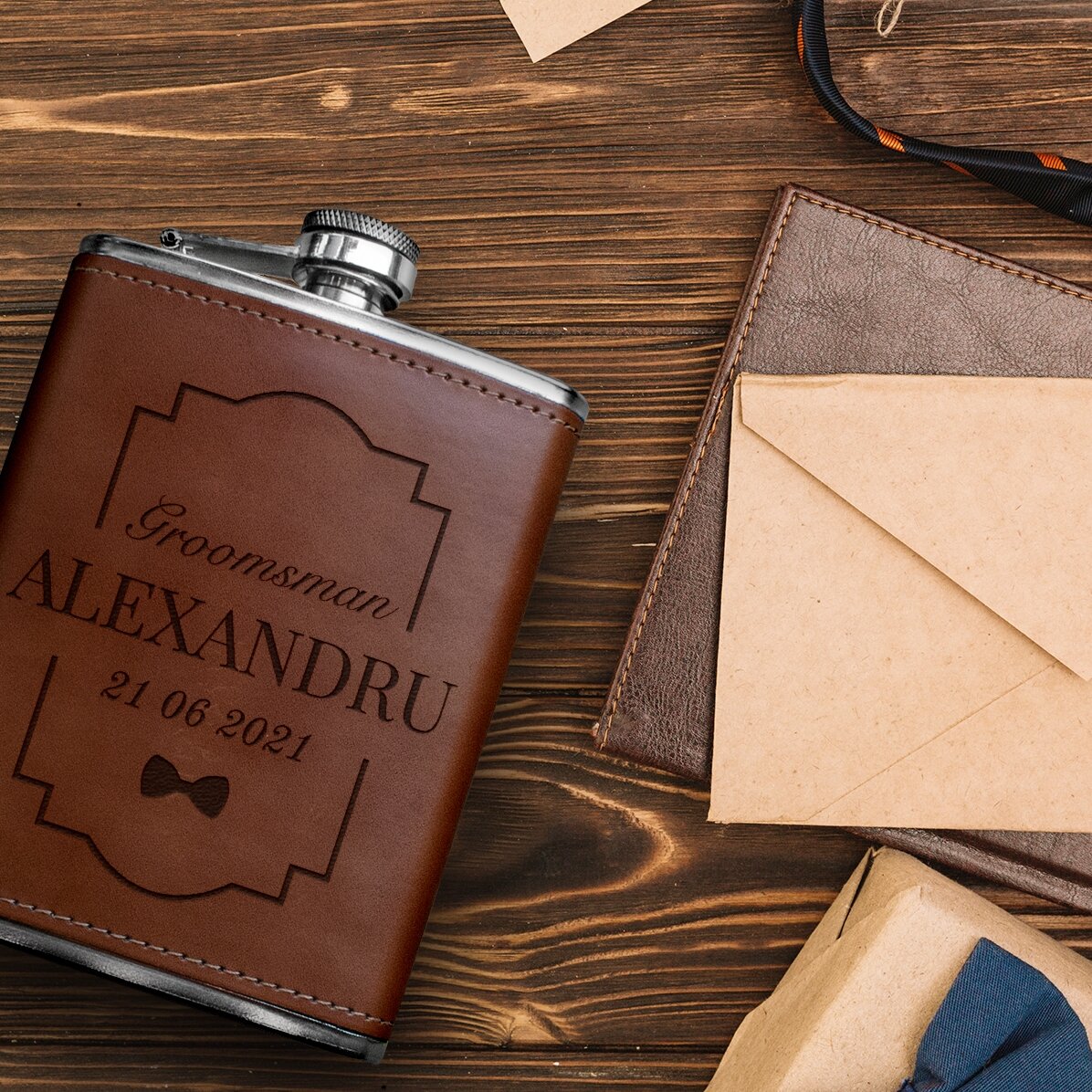 Kapesní sklenička potažená kůží s vlastním textem – Groomsman